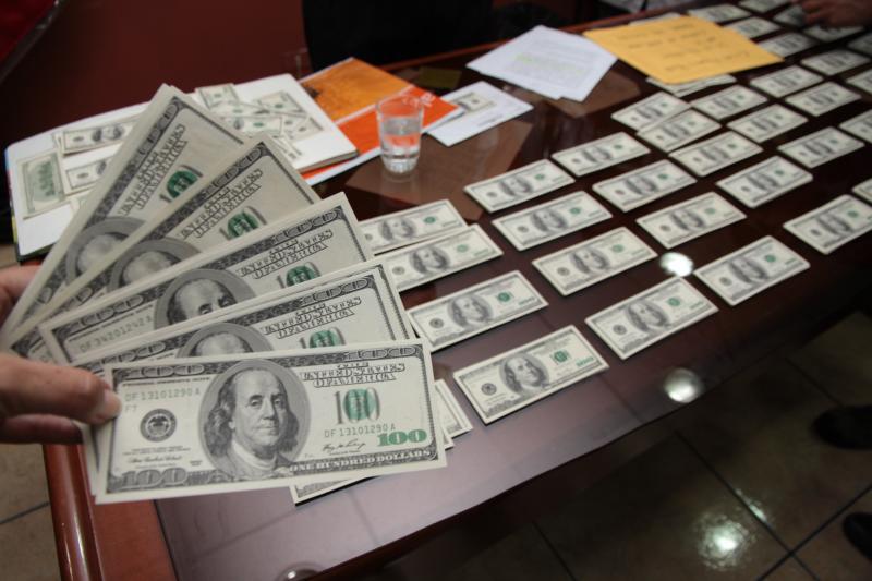 Hallan 9 millones de dólares y euros falsos