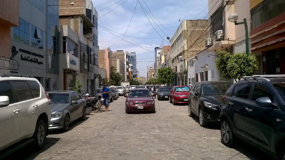 Incomodidad por parqueo informal en las principales calles de Chiclayo (FOTOS)