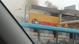 Reportan incendio en local del centro comercial Open Plaza Atocongo, en San Juan de Miraflores (VIDEO)