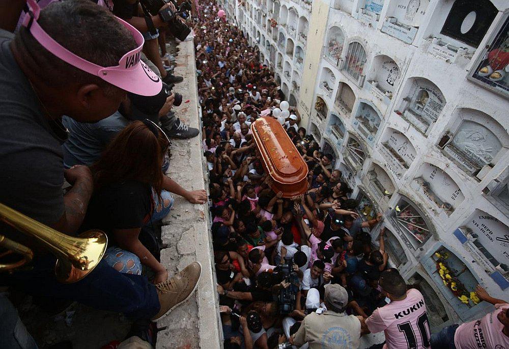 Hinchas dieron último adiós: 'Kukín' Flores ya descansa en paz (VIDEO y FOTOS)