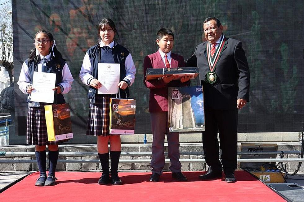 Premian a estudiantes poetas y escritores cerreños(FOTOS)