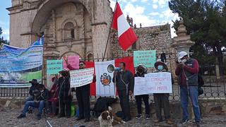 Vecinos de la urbanización Santa María se encadenan en templo de Juliaca