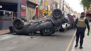 Camioneta vuelca tras choque con taxi y poste de alumbrado público, en Tacna