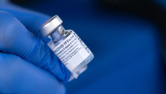 En esta foto de archivo, una enfermera muestra un frasco de la vacuna Pfizer-BioNTech COVID-19 en el Departamento de Salud del condado de Chatham, Estados Unidos. (Foto de Sean Rayford / GETTY IMAGES NORTH AMERICA / AFP).