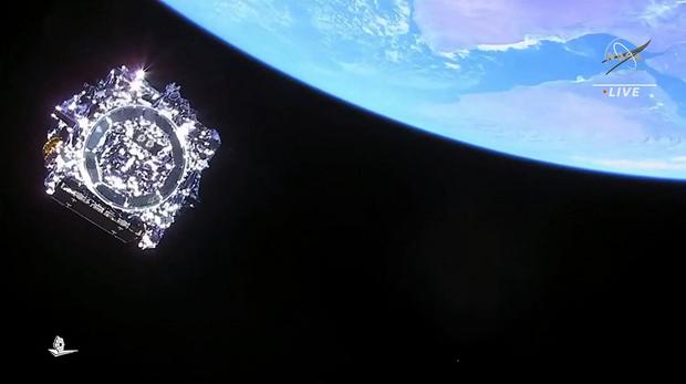 El telescopio espacial James Webb se separa del cohete Ariane 5 de Arianespace después de su lanzamiento desde el puerto espacial europeo, el Centro Espacial de Guayana en Kourou, Guayana Francesa, el 25 de diciembre de 2021. (Foto de varias fuentes / AFP)