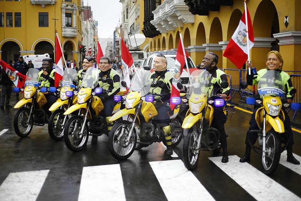 Hinchas peruanos miran el Rusia vs Arabia Saudita desde la Plaza de Armas 