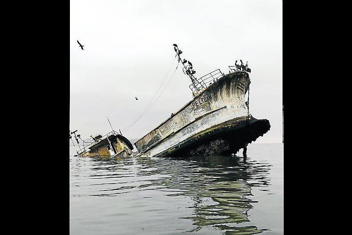 Se hunde embarcación que llevaba años abandonada en la bahía de Paracas