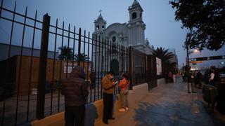 Devotos se amanecen fuera del Santuario de Santa Rosa de Lima (VIDEO)