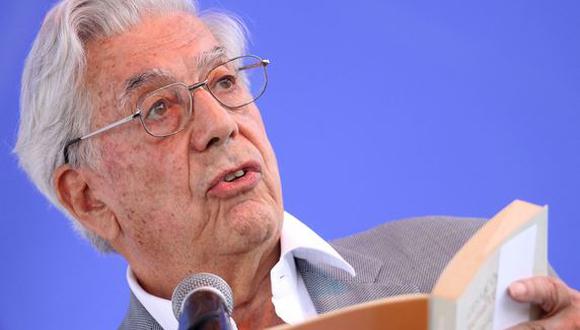Escritor Mario Vargas Llosa dona libros de su biblioteca personal