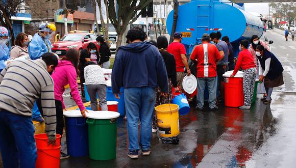 Personas siguen recolectando agua en San Juan de Lurigancho tras aniego el último sábado. Foto: Hugo Curotto / @photo.gec