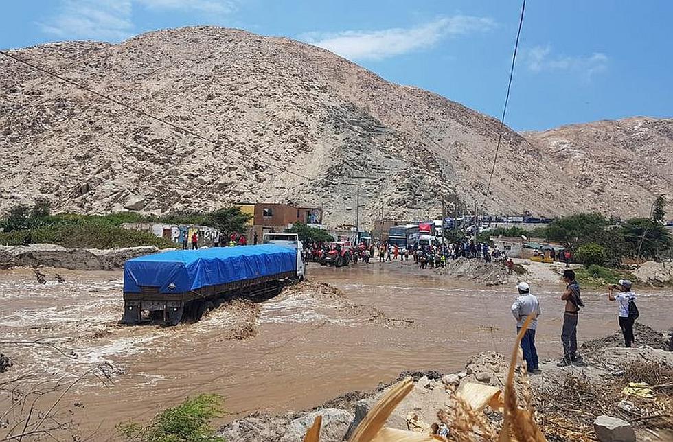  Autos desafiaron huaico y cruzaron río en Camaná (FOTOS Y VIDEO) 