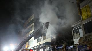 Incendio arrasa con más de 20 puestos en centro comercial de Arequipa (FOTOS Y VIDEO)