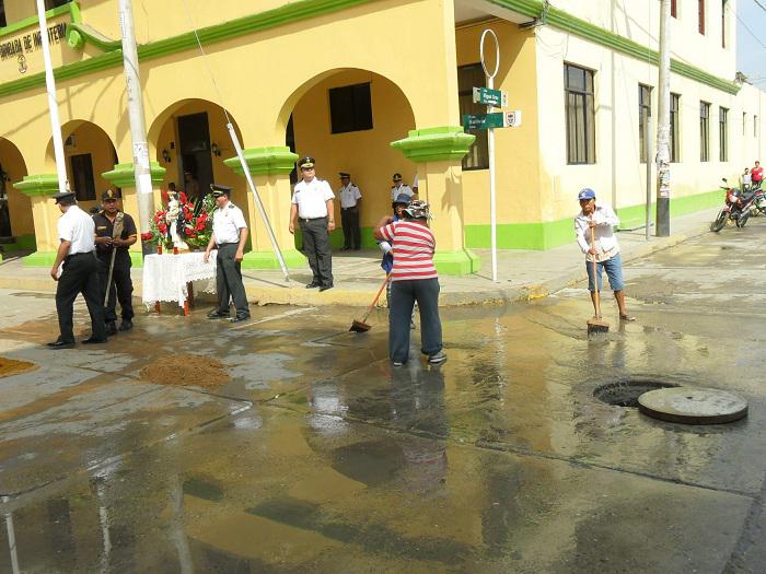 Buzones de desagüe se colmatan en la plaza Mayor de Tumbes