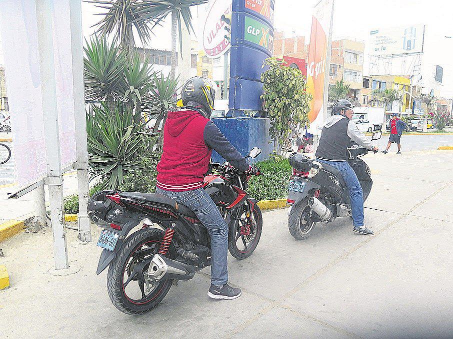 Mototaxistas ahora hacen servicio en motocicletas