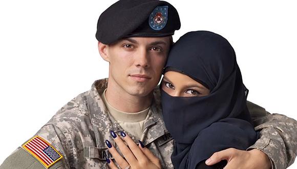 Polémica por publicidad que muestra a soldado de EE.UU. abrazando a musulmana