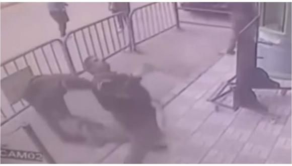Rápida reacción de policía salvó la vida a niño que cayó desde un tercer piso (VIDEO)