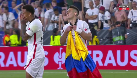 Rafael Santos Borré se lució con la bandera de Colombia tras ganar la Europa League. (Foto: Captura ESPN)