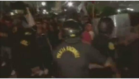 Se registran enfrentamientos entre PNP y manifestantes en Plaza San Martín (VIDEO)