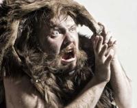 Hombre perdió el pelo corporal para poder comer