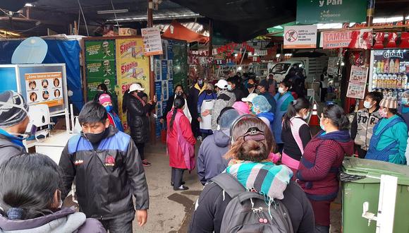 ​Comerciantes se enfrentaron a ambulantes que intentaron ingresar a mercado