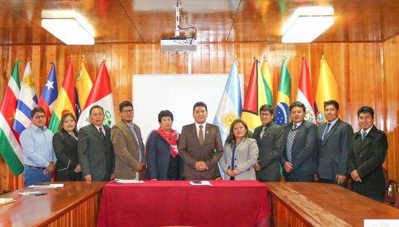 Alcalde de Puno, Javier Ponce, junto a su grupo de gerentes. Foto/Difusión.