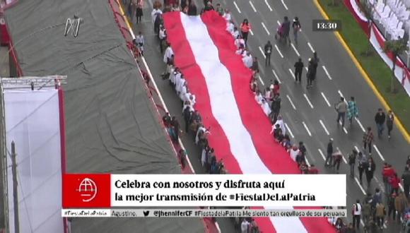 Fiestas Patrias: Familias desplegaron bandera gigante en pleno desfile