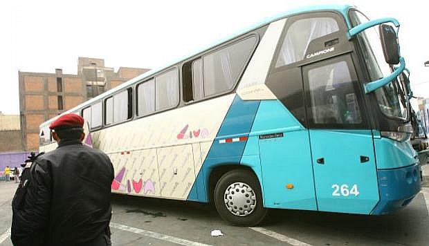 A balazos armados atracan a 28 pasajeros 