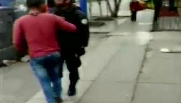 ​Surquillo: sujeto ebrio agrede a policía al intentar ingresar a un banco (VIDEO)