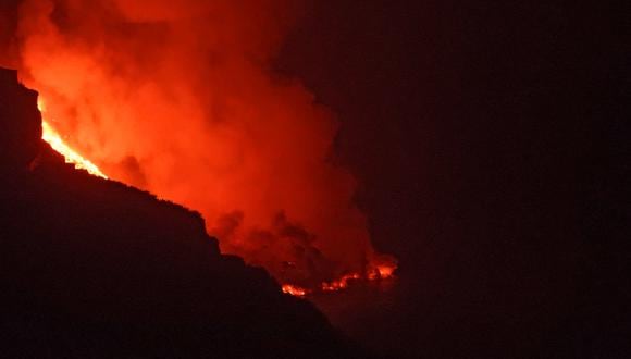 El flujo de lava producido por el volcán Cumbre Vieja llega al océano en la playa de Los Girres en Tazacorte en la isla canaria de La Palma a principios del 29 de septiembre de 2021.(Foto: Sunsets Sweden / AFP)