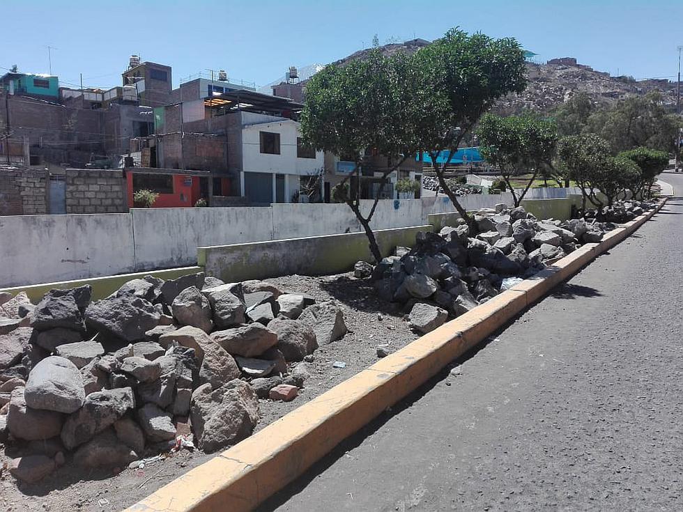 Municipio no recoge escombros de vía pública (FOTOS)