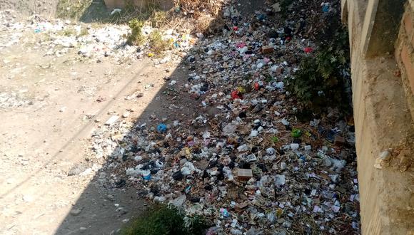 Malos vecinos y comerciantes ambulantes arrojan basura al río seco Taymi ante falta de control de autoridades municipales