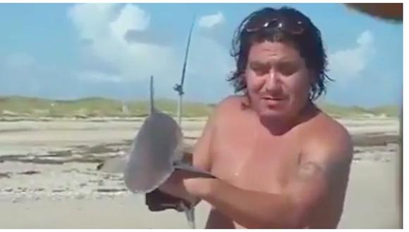Sacó a tiburón bebé del mar para tomarse foto, pero todo terminó mal (VIDEO)