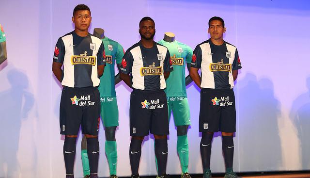 En 2016 la camiseta de Alianza Lima solo tuvo tres franjas verticales: 2 blancas y una azul central. (Foto: Archivo GEC)
