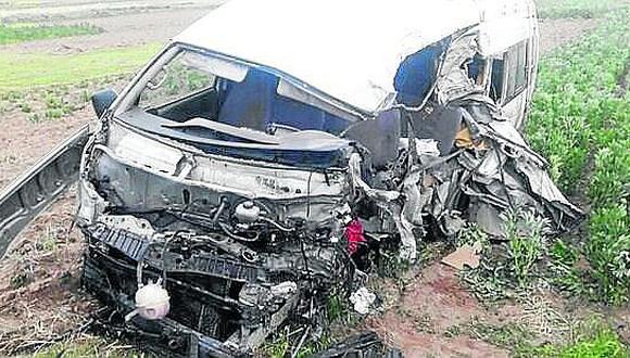 Conductor ebrio provoca accidente entre auto y combi en Ichu