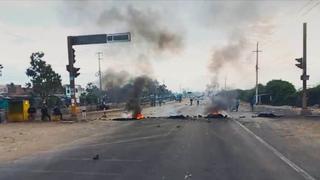 La Libertad: Carretera Panamericana Norte sigue bloqueada y se suspende venta de pasajes 