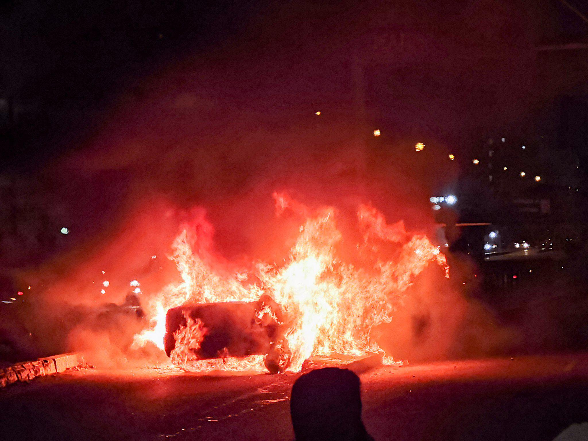 La intensa humareda en la zona afectó a algunos peatones que estaban cerca del lugar. (Foto: Twitter/@javierdiazarca)
