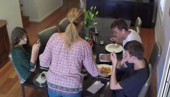 Video: Peculiar solución cuando la tecnología desconecta a la familia