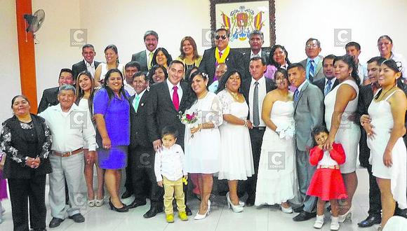 Trece parejas se casan en ceremonia colectiva en Camaná