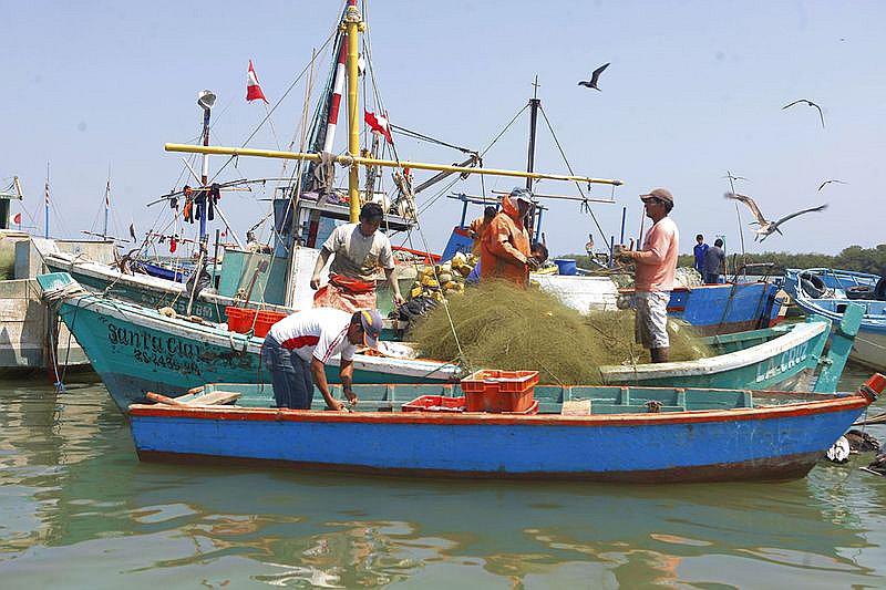 Tumbes: Intervienen a dos bolicheras pescando en una zona restringida