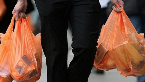 Locales comerciales de Miraflores no entregarán bolsas de plástico