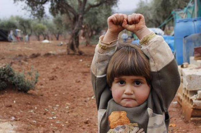 Conmovedor: Niña siria se “rinde” ante cámara al pensar que fotógrafo le apuntaba con un arma