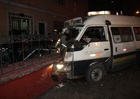 Combi se estrella contra casa y deja cuatro heridos