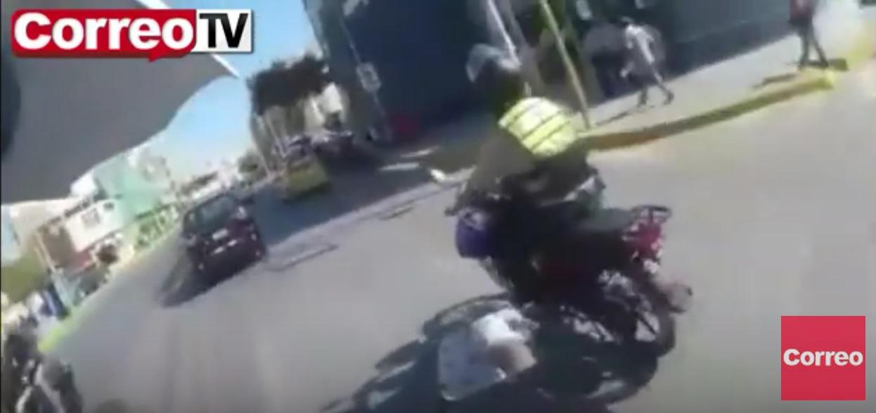 YouTube: Ciudadano interviene a policía que maneja motocicleta sin placa de rodaje [VIDEO] | Youtube |