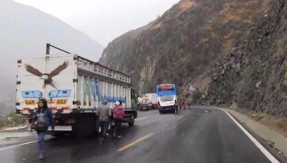 Carretera Central: Se restablece el tránsito vehicular tras caída de huaico 