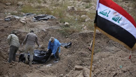 Exhuman 470 cadáveres de soldados iraquíes asesinados por el Estado Islámico en Tikrit