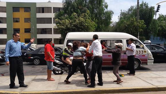 Trujillo: Mujeres se pelean por vender en la vía pública (VIDEO)
