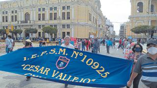 Docentes y padres de familia protestan contra el municipio de Chiclayo por obra inconclusa