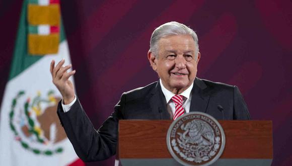 En esta imagen distribuida por la Presidencia de México, el presidente de México, Andrés Manuel López Obrador, habla durante una conferencia de prensa en la Ciudad de México el 26 de mayo de 2023. (Foto: Presidencia Mexicana/AFP)