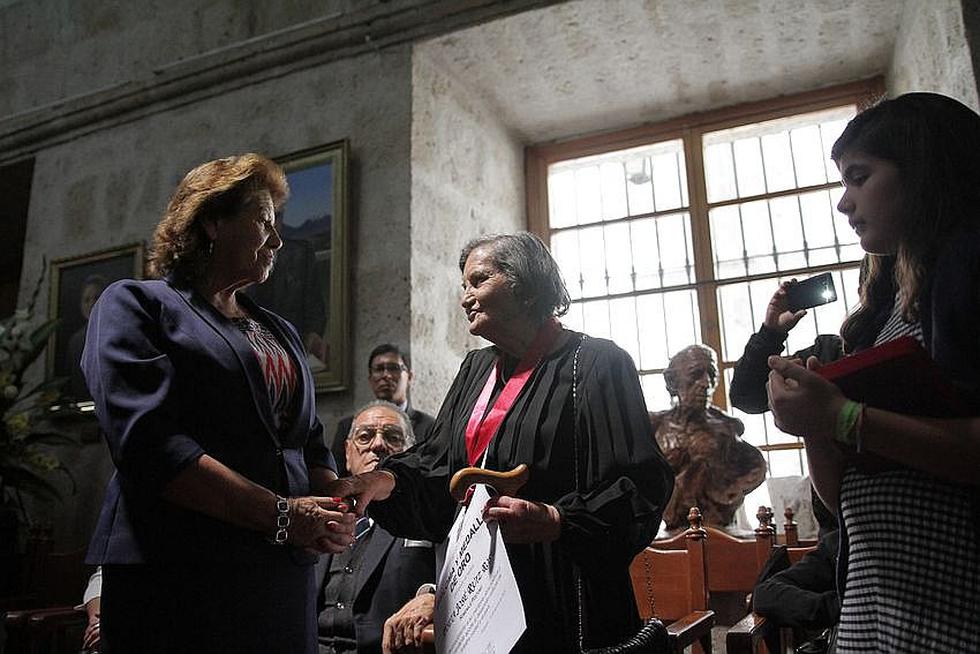 Intelectuales arequipeños y familiares le dan el último adios al ilustre poeta José Ruiz Rosas