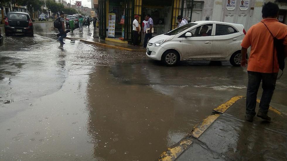Lluvia de ligera intensidad sorprende a lambayecanos y deja calles anegadas (FOTOS) 